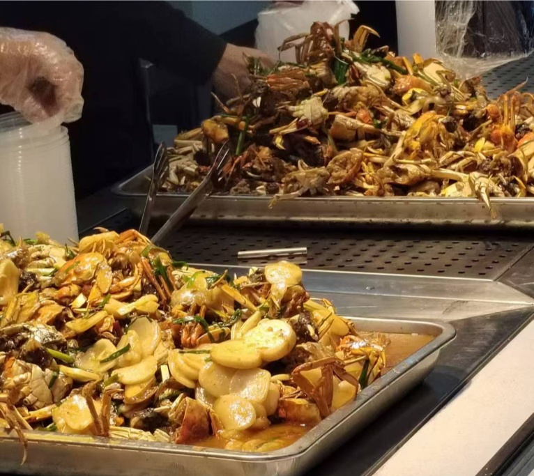 太宠了！合肥一高校请学生吃大闸蟹