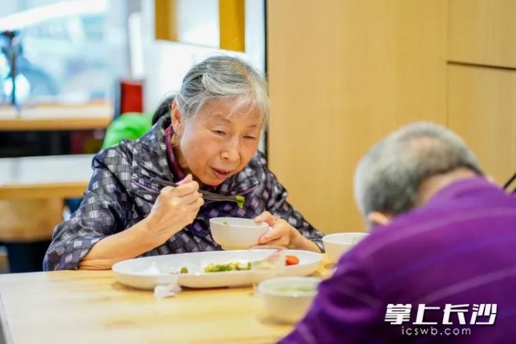 一顿10元，能选三四十个菜，还能送上门……长沙一食堂火了！