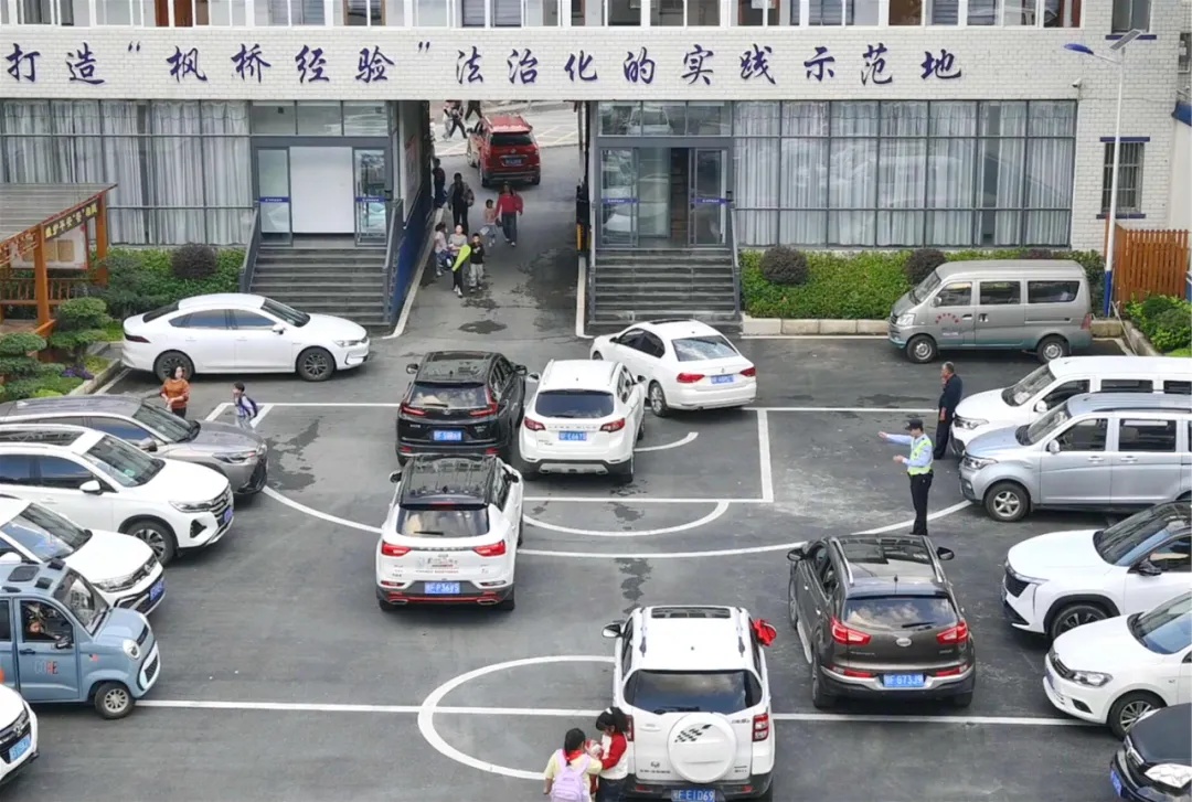 家长们的私家车为什么都停在了派出所? 家长们的私家车为什么都停在了派出所?