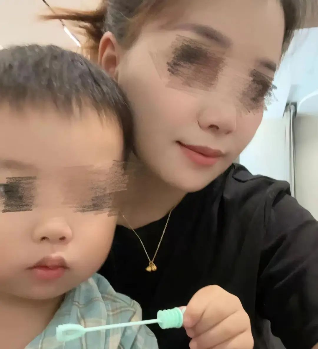 “烧伤妈妈”收到超百万捐款，丈夫发声：已关闭捐赠通道，以后靠自己