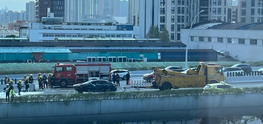 上海突发！一轿车翻越隔离栏撞上对向车辆，牵引时又着火，中环数公里拥堵