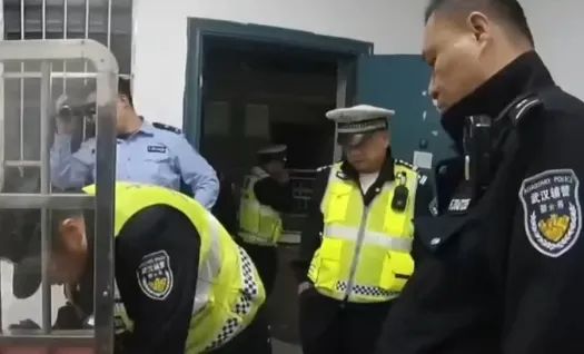 “酒司机”遇查弃车狂奔500米后,累瘫了…… “酒司机”遇查弃车狂奔500米后,累瘫了……