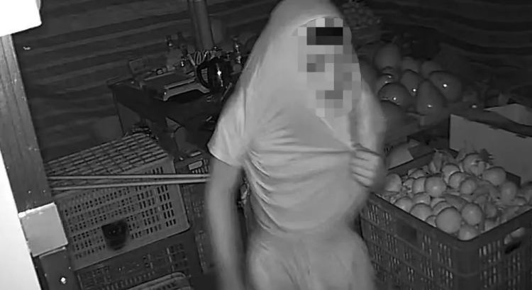 蒙住头就有用了？男子“掩耳盗铃”被拘！