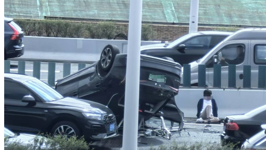 上海突发！一轿车翻越隔离栏撞上对向车辆，牵引时又着火，中环数公里拥堵