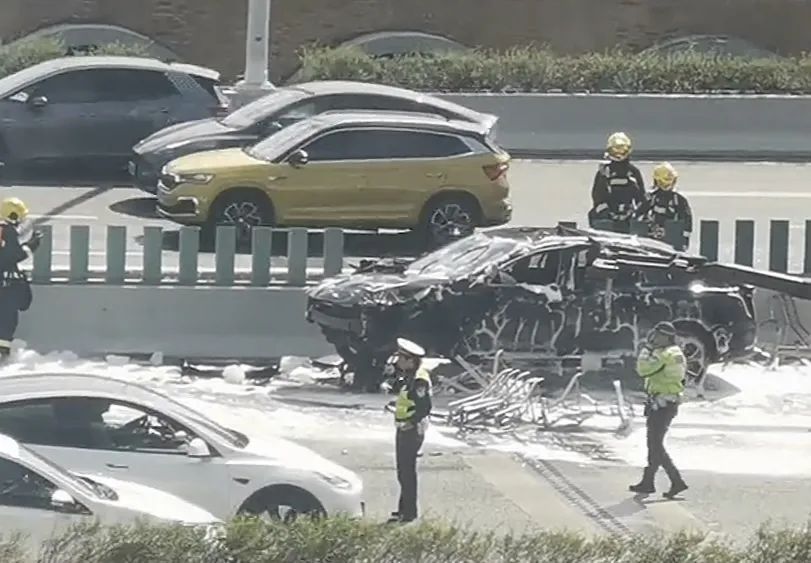 上海中环两车碰撞，其中一车四轮朝天，满地碎片，2人送医