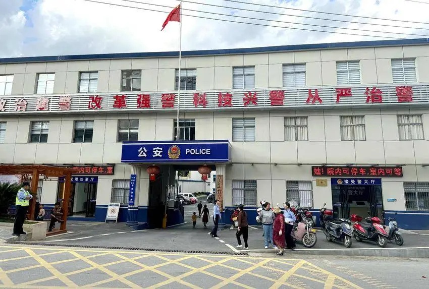 家长们的私家车为什么都停在了派出所? 家长们的私家车为什么都停在了派出所?