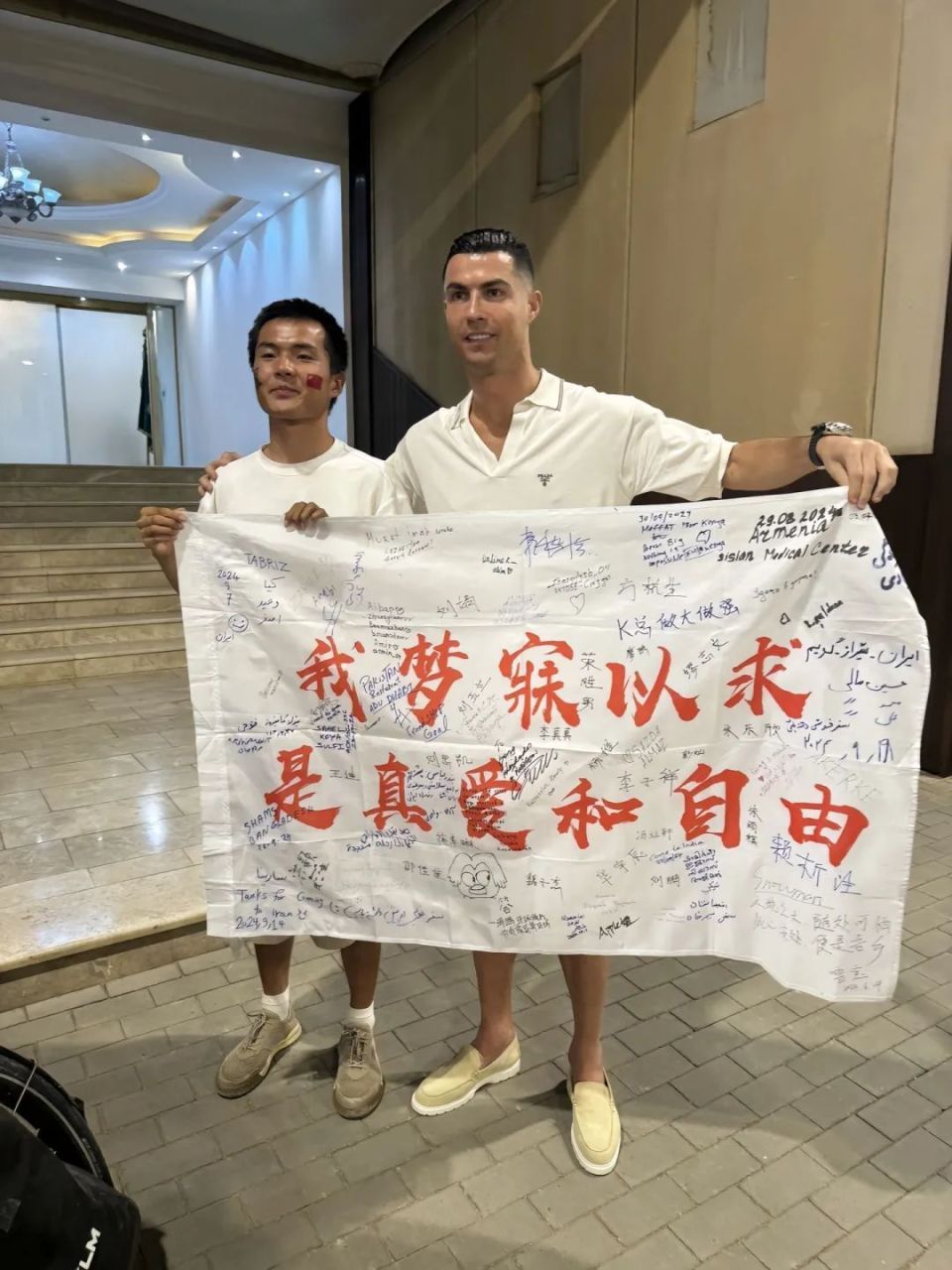 “见到C罗时我懵了”！中国小伙骑行1.3万公里追梦