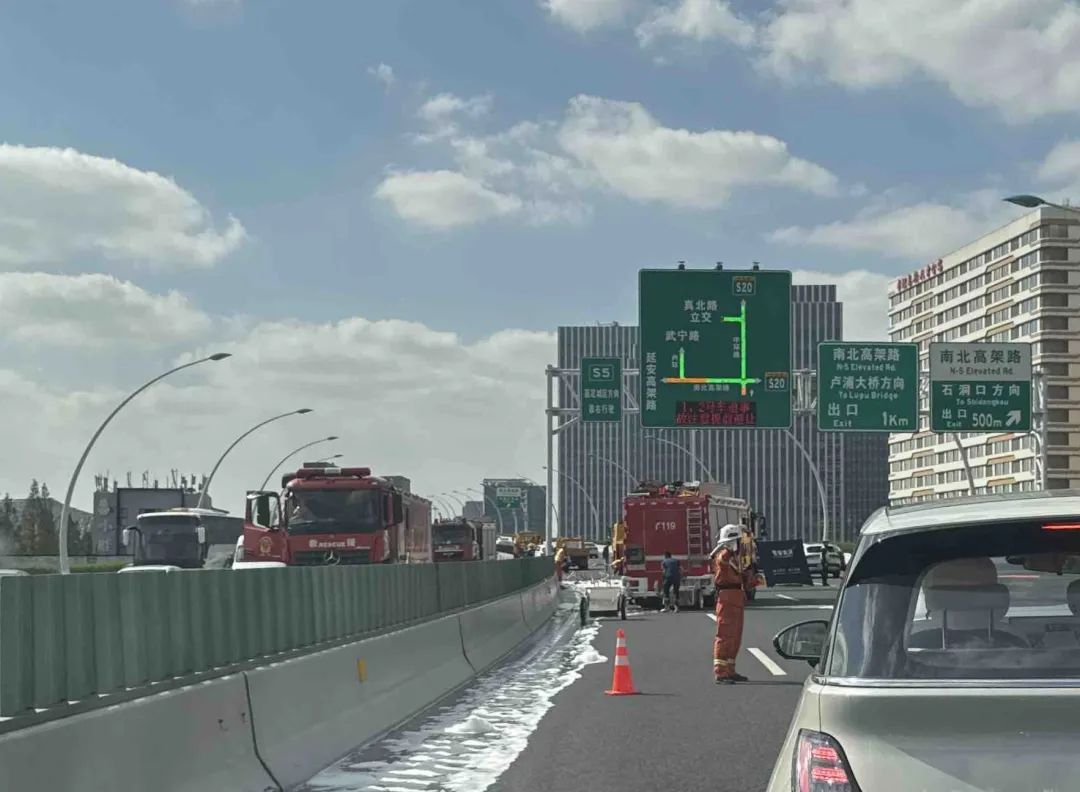 上海中环两车碰撞，其中一车四轮朝天，满地碎片，2人送医