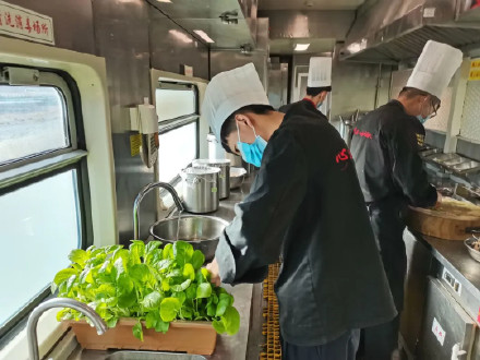 火车餐车提供现摘现炒服务