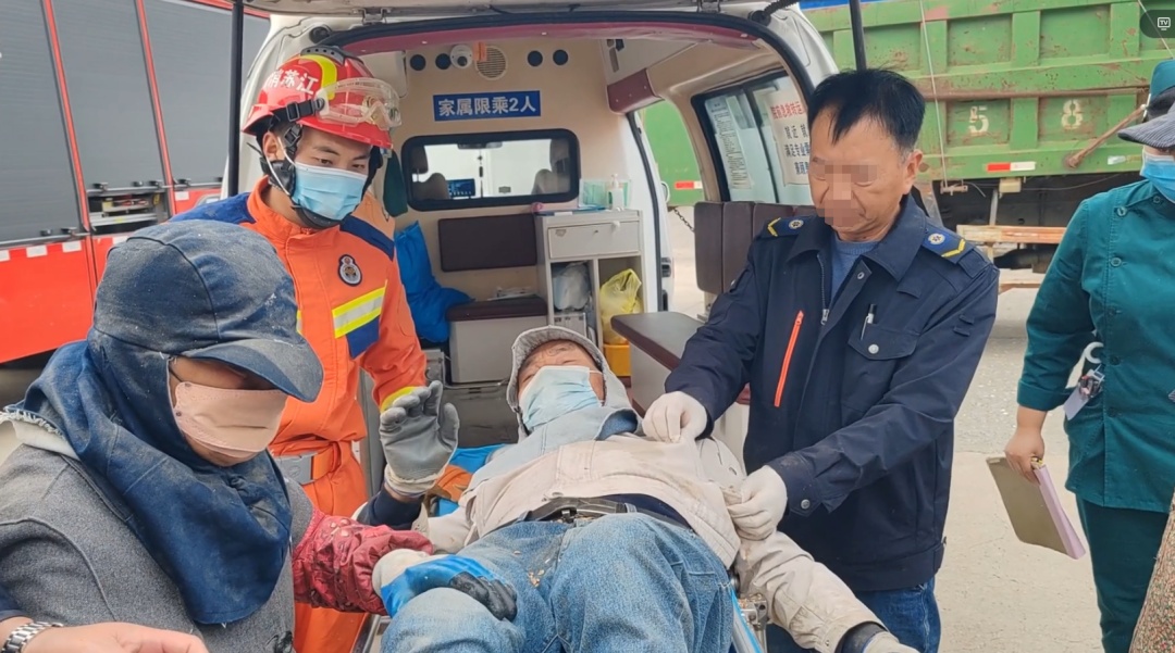 粮仓“吞人”!工人半截身子被600吨小麦死死“吸住” 粮仓“吞人”!工人半截身子被600吨小麦死死“吸住”