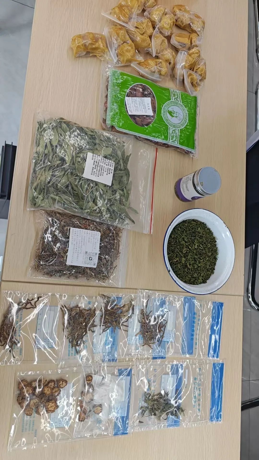 警惕!有老人被忽悠,花6万买了20箱洗洁精…警方出手,抓获40余人,破案250余起 警惕!有老人被忽悠,花6万买了20箱洗洁精…警方出手,抓获40余人,破案250余起