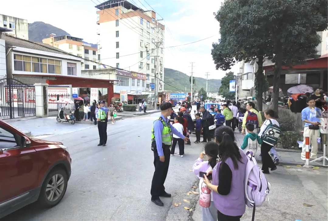 家长们的私家车为什么都停在了派出所? 家长们的私家车为什么都停在了派出所?