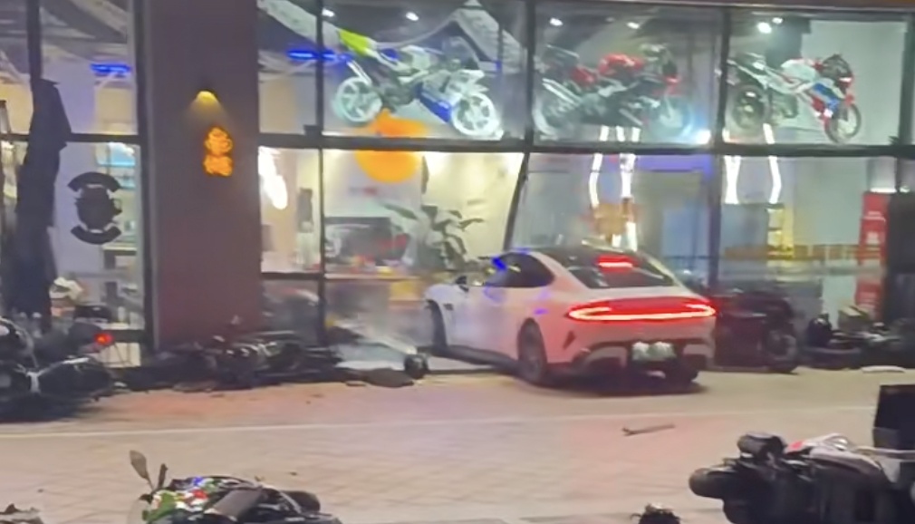 男子驾车冲撞咖啡店,并持刀捅人致死!南通警方通报 男子驾车冲撞咖啡店,并持刀捅人致死!南通警方通报