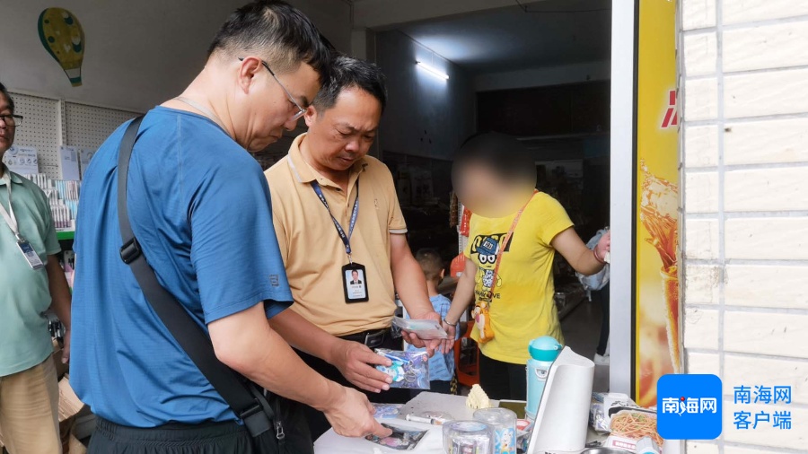 文具店向小学生售卖“带针头注射器”玩具?海口相关部门查扣→ 文具店向小学生售卖“带针头注射器”玩具?海口相关部门查扣→