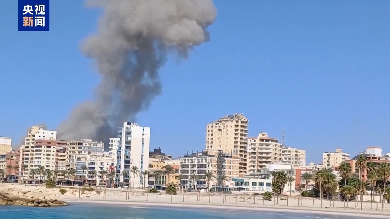 黎巴嫩提尔市遭空袭 当地居民：这里有武器吗？只有孩子的小床