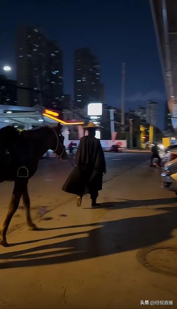 武汉街头惊现黑衣骑马“侠客”！本人回应了→