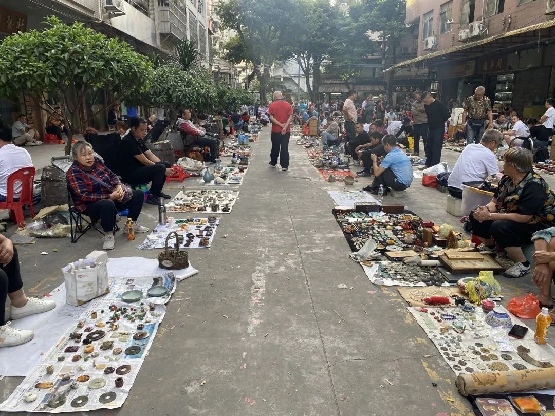 离谱！“挖宝人”深夜闯进别人家，挖到屋内面目全非！广州一区警方已介入