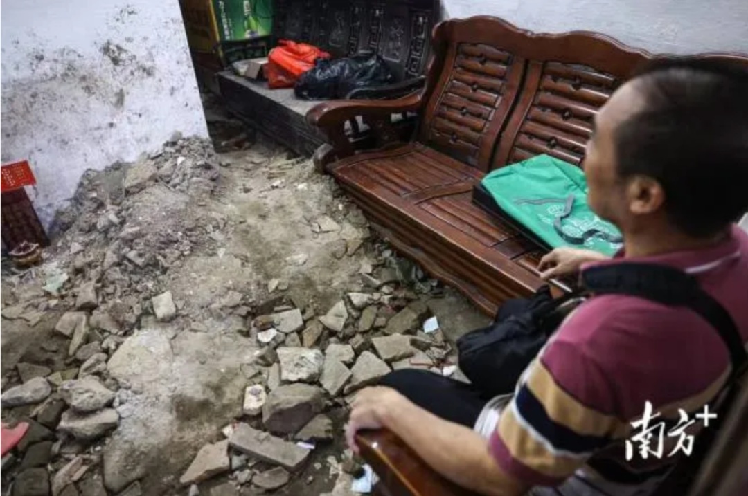 离谱！“挖宝人”深夜闯进别人家，挖到屋内面目全非！广州一区警方已介入