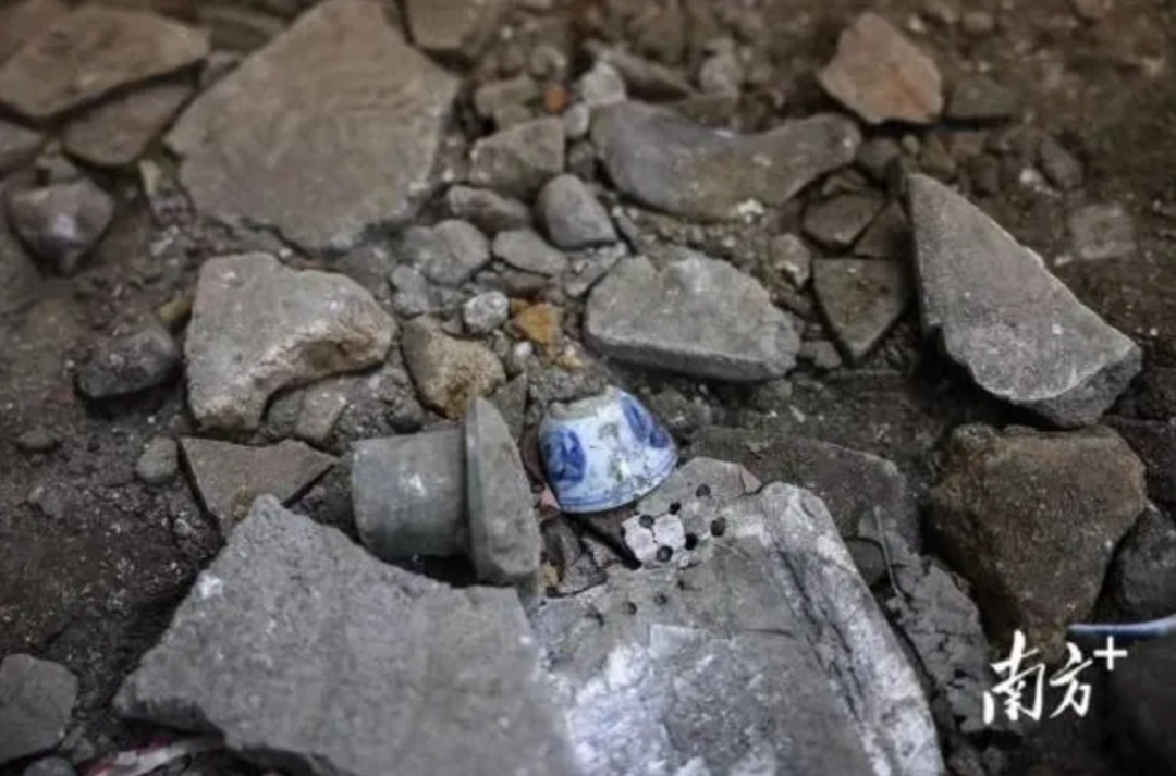 离谱！“挖宝人”深夜闯进别人家，挖到屋内面目全非！广州一区警方已介入