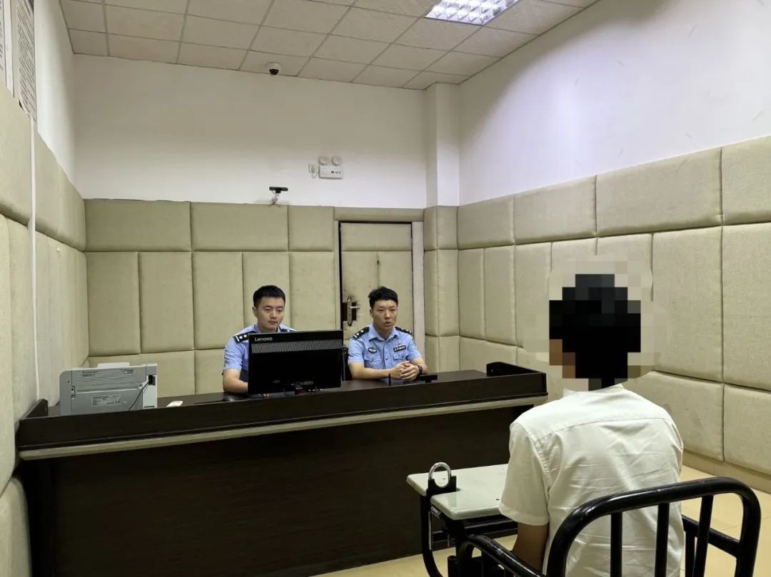 小伙在江西一金店买了七万多元首饰，老板却转身报警