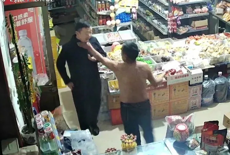 危急时刻，派出所所长装成路人走进小卖部……