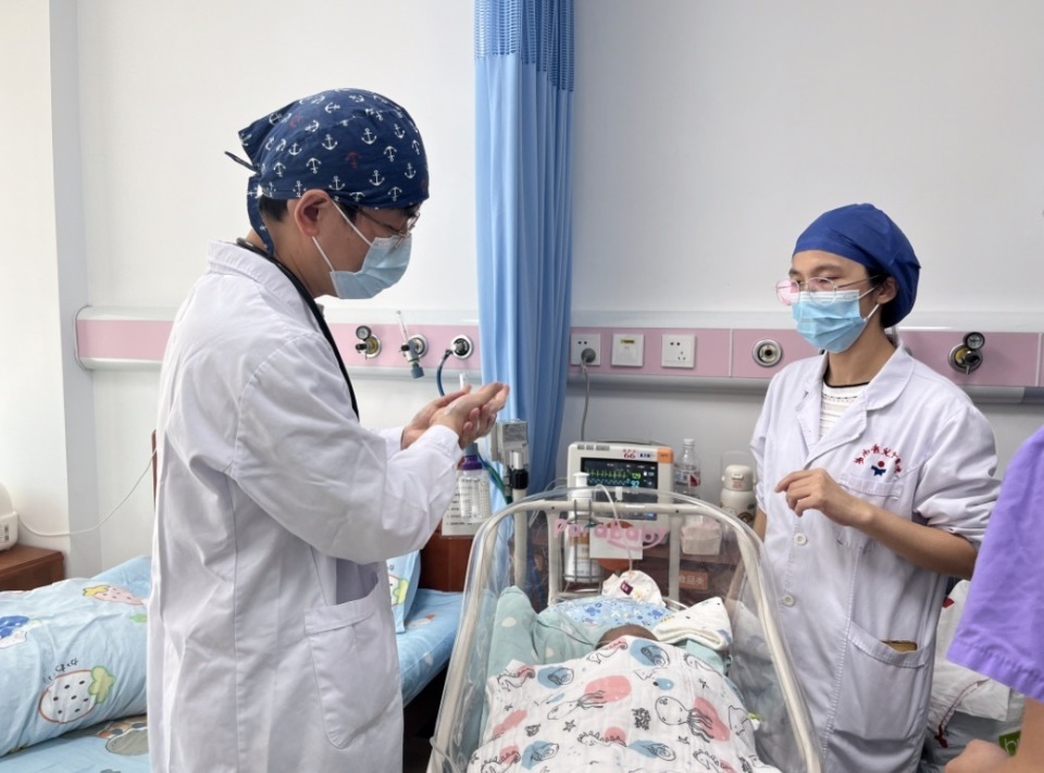 出生时只有一瓶矿泉水重的早产儿，5个月后长到7斤2两出院！