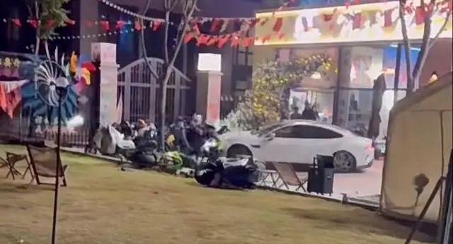 男子开小米SU7冲进咖啡厅！持刀伤人致1死，警方通报→