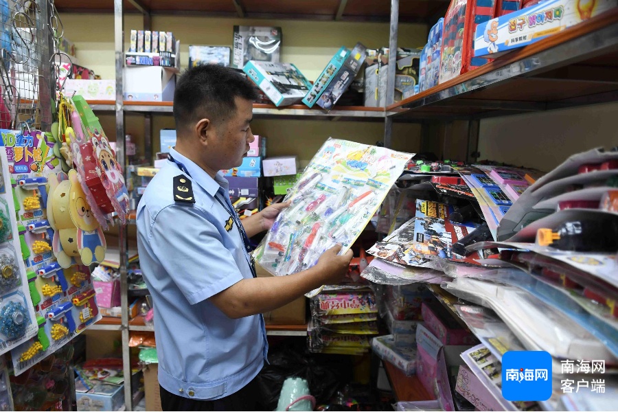 文具店向小学生售卖“带针头注射器”玩具?海口相关部门查扣→ 文具店向小学生售卖“带针头注射器”玩具?海口相关部门查扣→