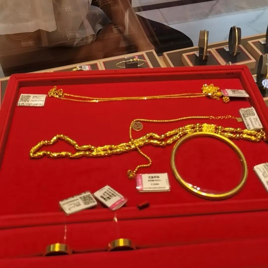小伙在江西一金店买了七万多元首饰，老板却转身报警