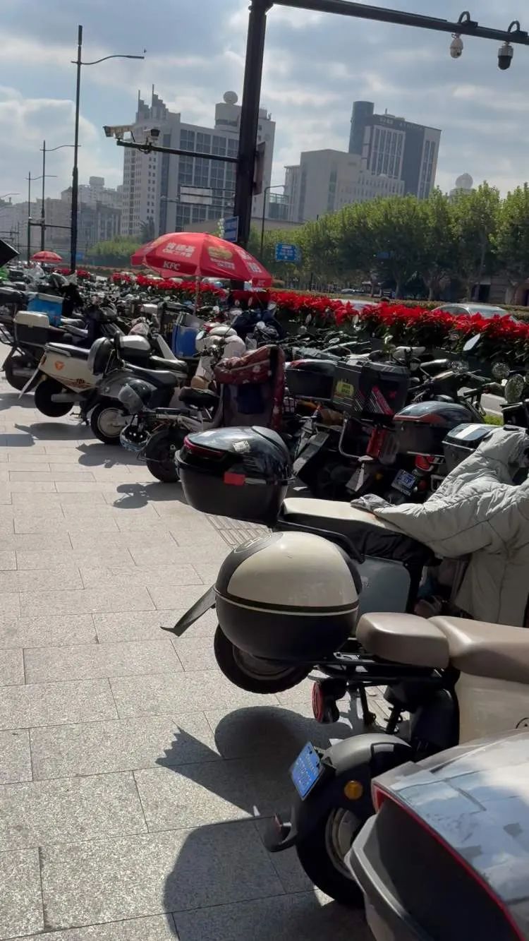 上海地铁这一幕刷屏！令无数网友动容