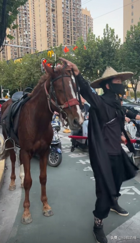 武汉街头惊现黑衣骑马“侠客”！本人回应了→