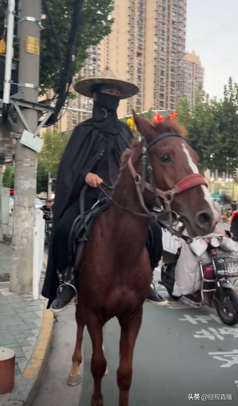 武汉街头惊现黑衣骑马“侠客”！本人回应了→