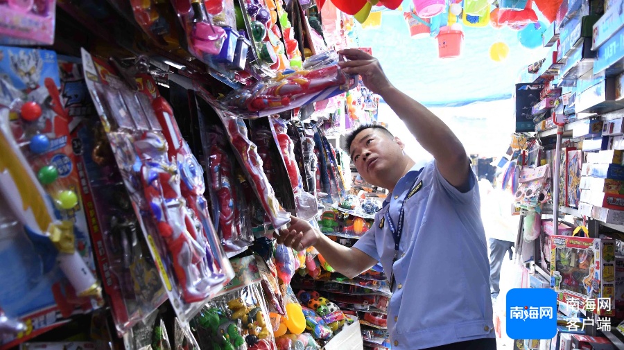 文具店向小学生售卖“带针头注射器”玩具?海口相关部门查扣→ 文具店向小学生售卖“带针头注射器”玩具?海口相关部门查扣→