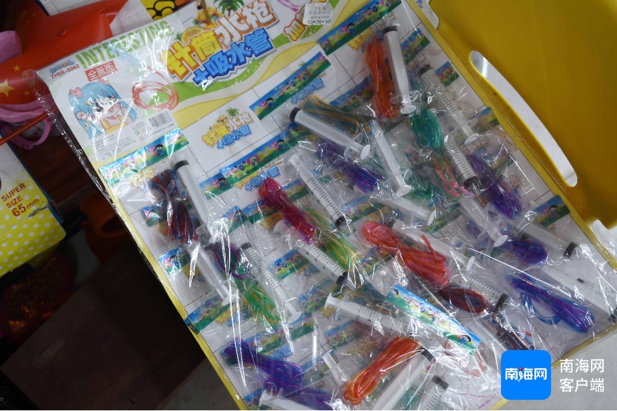 文具店向小学生售卖“带针头注射器”玩具?海口相关部门查扣→ 文具店向小学生售卖“带针头注射器”玩具?海口相关部门查扣→