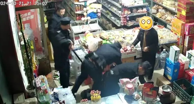 危急时刻，派出所所长装成路人走进小卖部……