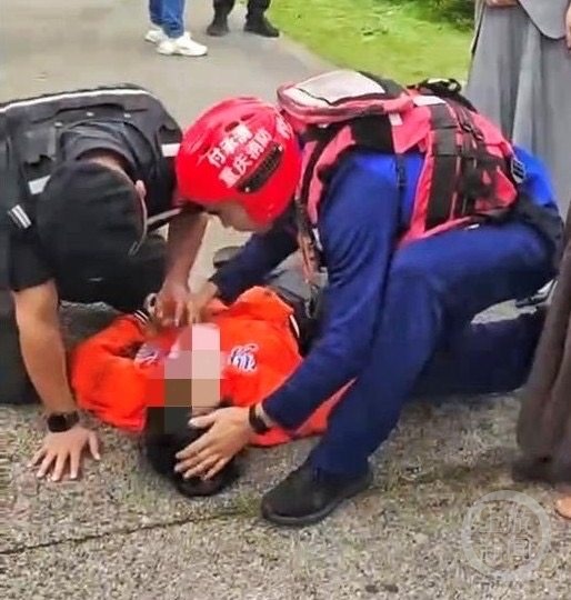 56岁茶楼老板湖中勇救落水女子 这是他第三次救人了 56岁茶楼老板湖中勇救落水女子 这是他第三次救人了