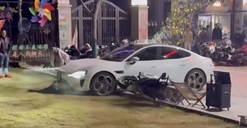 男子驾车冲撞咖啡店,并持刀捅人致死!南通警方通报 男子驾车冲撞咖啡店,并持刀捅人致死!南通警方通报