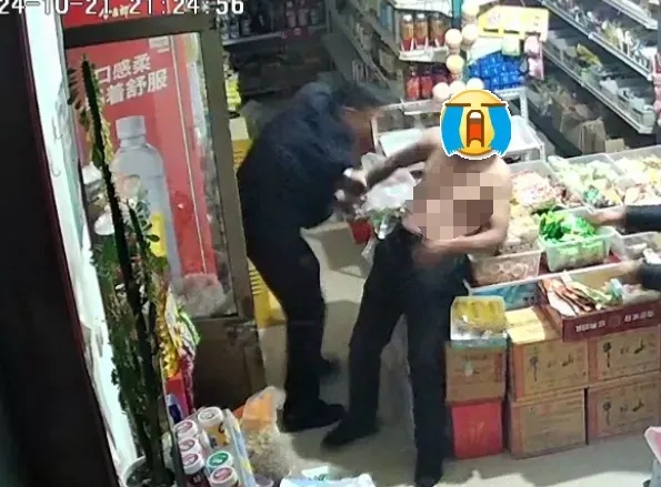 危急时刻，派出所所长装成路人走进小卖部……
