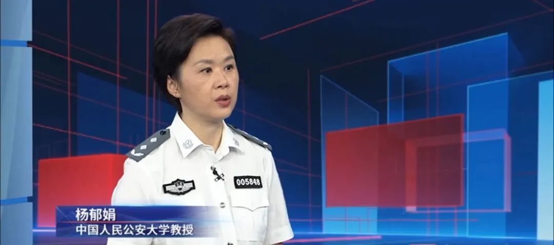以证书挂靠赚钱为诱饵，诱骗刚毕业的大学生办证，涉案金额达八千余万元……