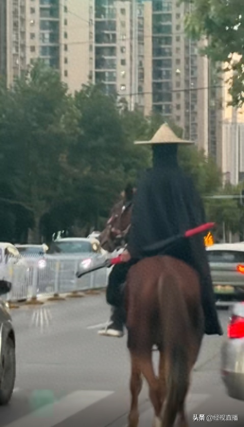 武汉街头惊现黑衣骑马“侠客”！本人回应了→