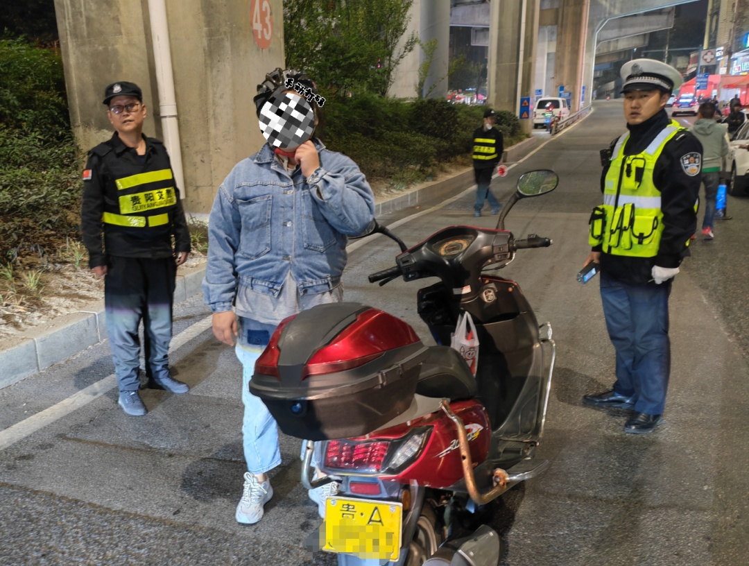 酒驾被查,女子假装“孕妇”要求“特殊关照”...... 酒驾被查,女子假装“孕妇”要求“特殊关照”......