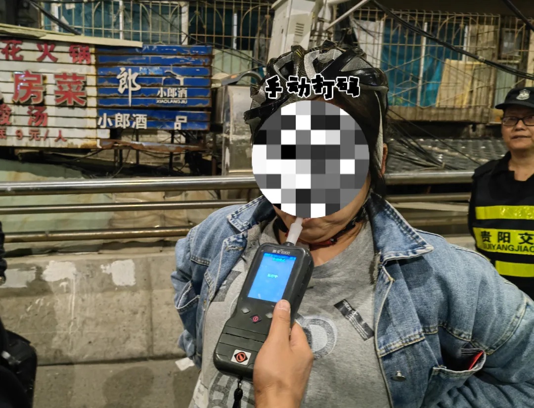 酒驾被查,女子假装“孕妇”要求“特殊关照”...... 酒驾被查,女子假装“孕妇”要求“特殊关照”......