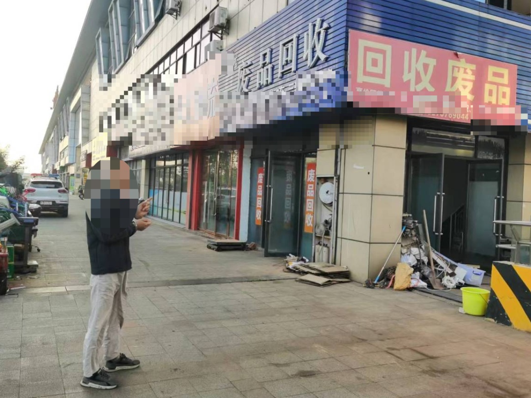 盗窃挖机铲车电瓶，两男子被警方刑拘