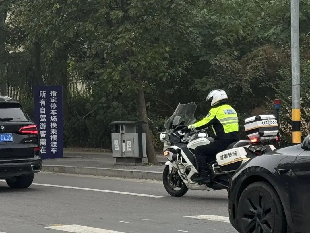 北京彩叶景观进入最佳观赏期,坡峰岭景区早7点半开始流量增大 北京彩叶景观进入最佳观赏期,坡峰岭景区早7点半开始流量增大