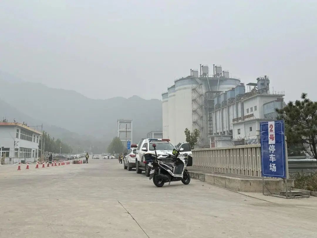 北京彩叶景观进入最佳观赏期,坡峰岭景区早7点半开始流量增大 北京彩叶景观进入最佳观赏期,坡峰岭景区早7点半开始流量增大