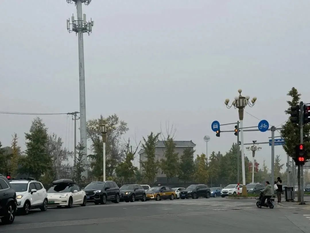 北京彩叶景观进入最佳观赏期,坡峰岭景区早7点半开始流量增大 北京彩叶景观进入最佳观赏期,坡峰岭景区早7点半开始流量增大