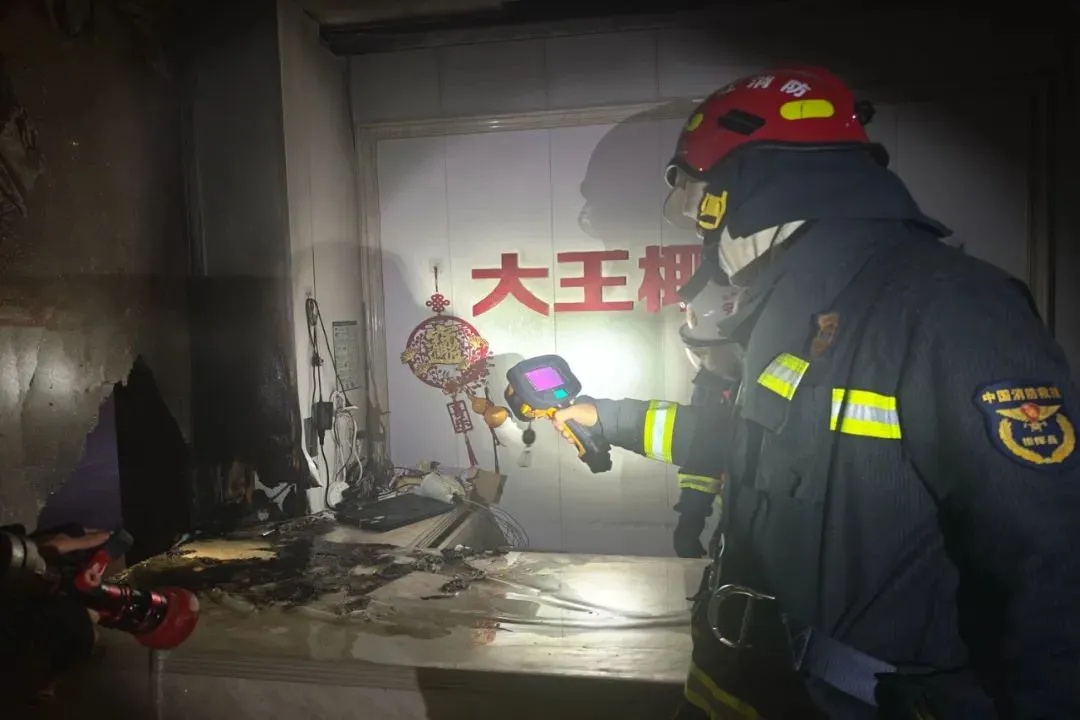 热搜第一！充电器长期不拔引发爆炸？看完马上想回家拔插头