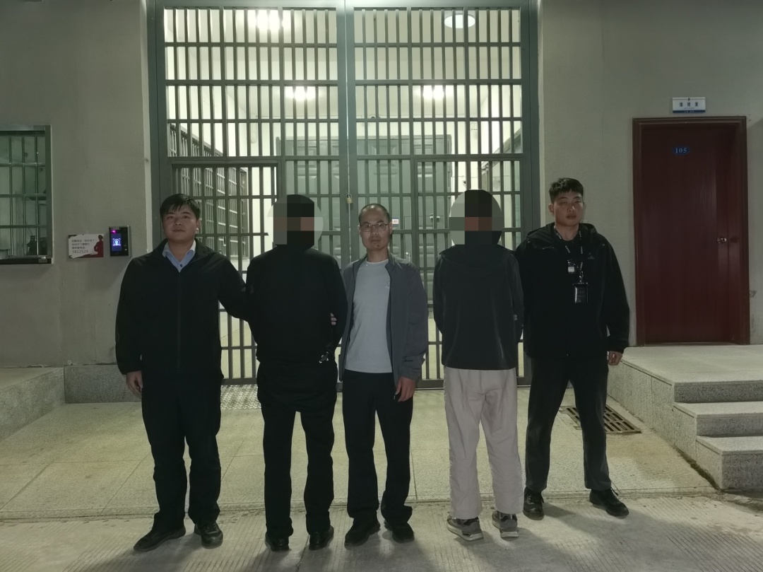 盗窃挖机铲车电瓶，两男子被警方刑拘