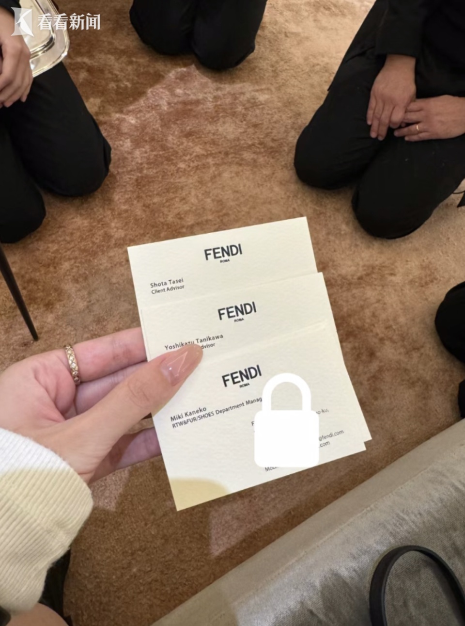 女子称在日购物遭不当对待,经理带着导购突然下跪道歉