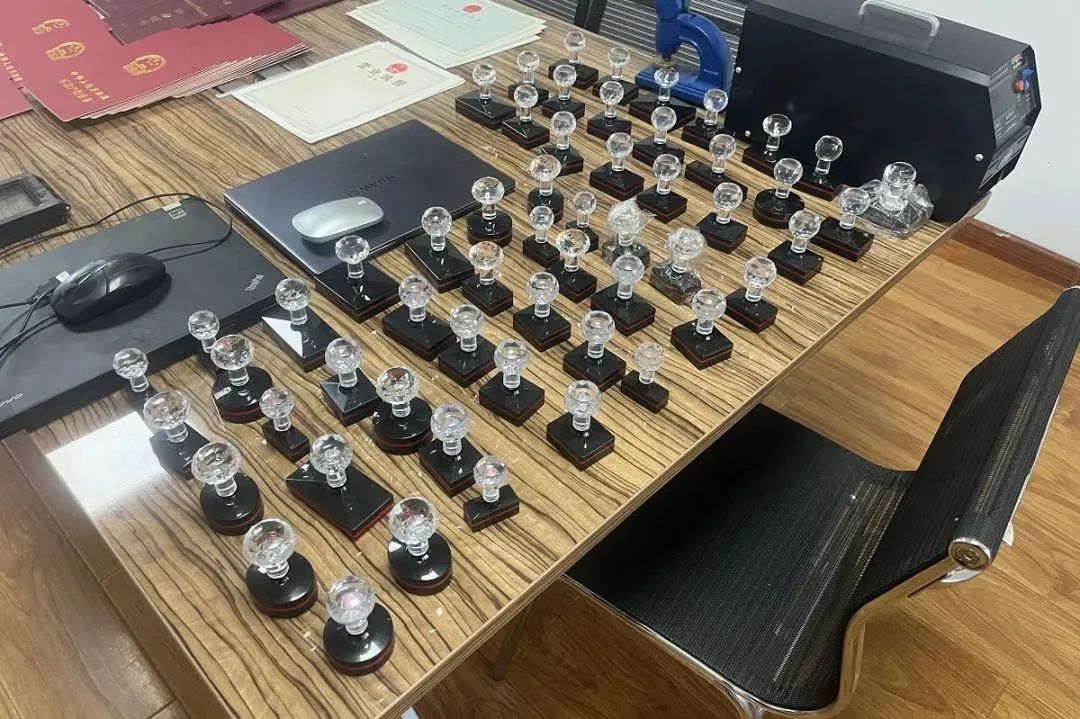 伪造证件、印章8000余件，警方抓获23人！